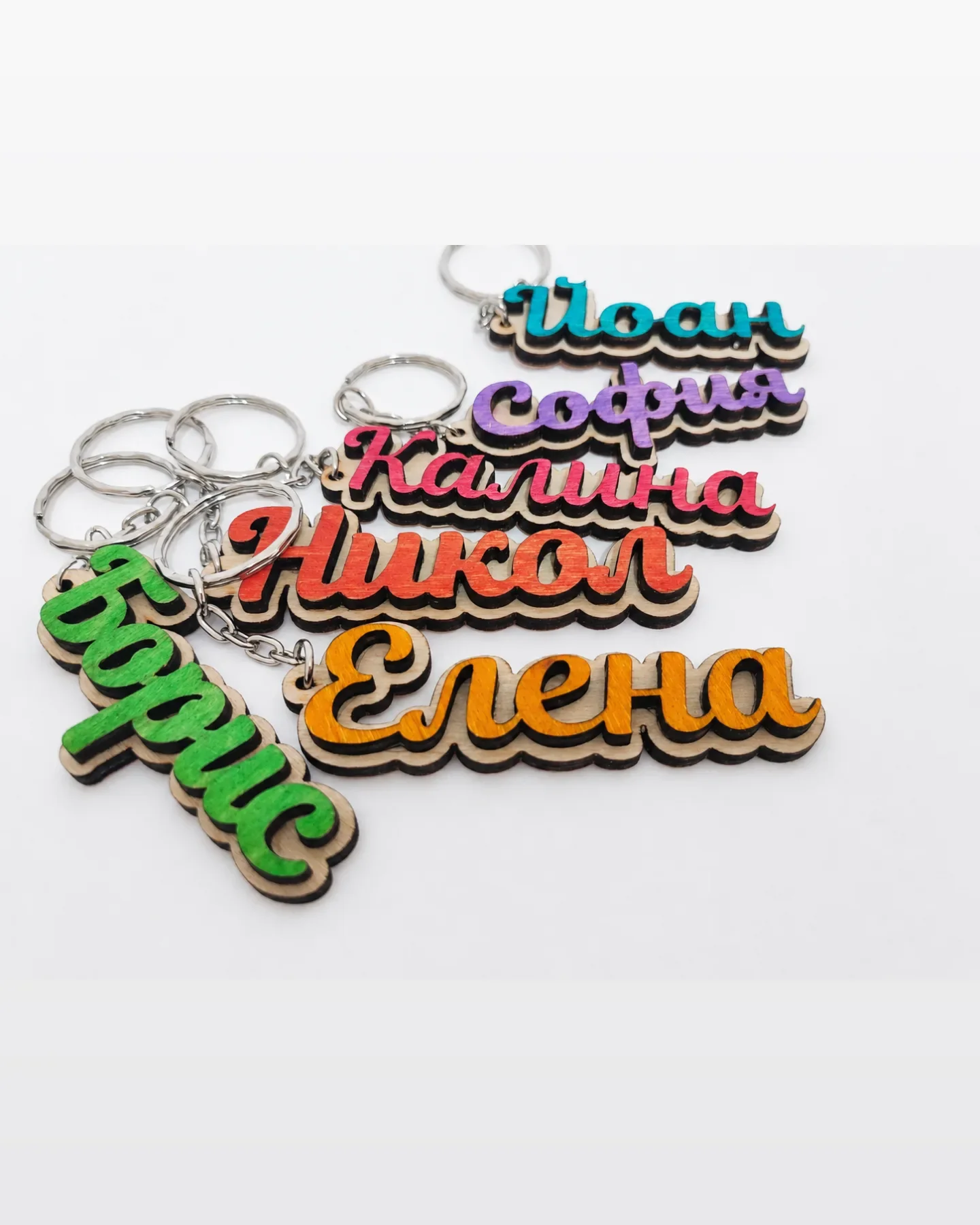 Цветни дървени ключодържатели с детски имена и метални халки от VeMiDi Crafts